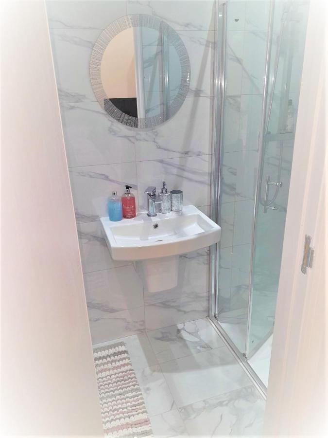 Grand Bleu - London - Next To Piccadilly Line Tube Station & Brand New Facilities Otel Dış mekan fotoğraf
