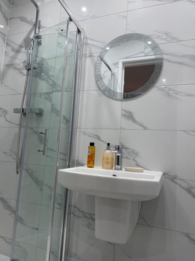 Grand Bleu - London - Next To Piccadilly Line Tube Station & Brand New Facilities Otel Dış mekan fotoğraf