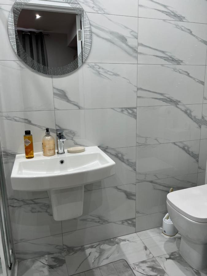 Grand Bleu - London - Next To Piccadilly Line Tube Station & Brand New Facilities Otel Dış mekan fotoğraf